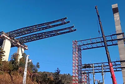Synchronous lifting of roof of steel box girder across highway Synchronous lifting of roof of steel box girder across highway