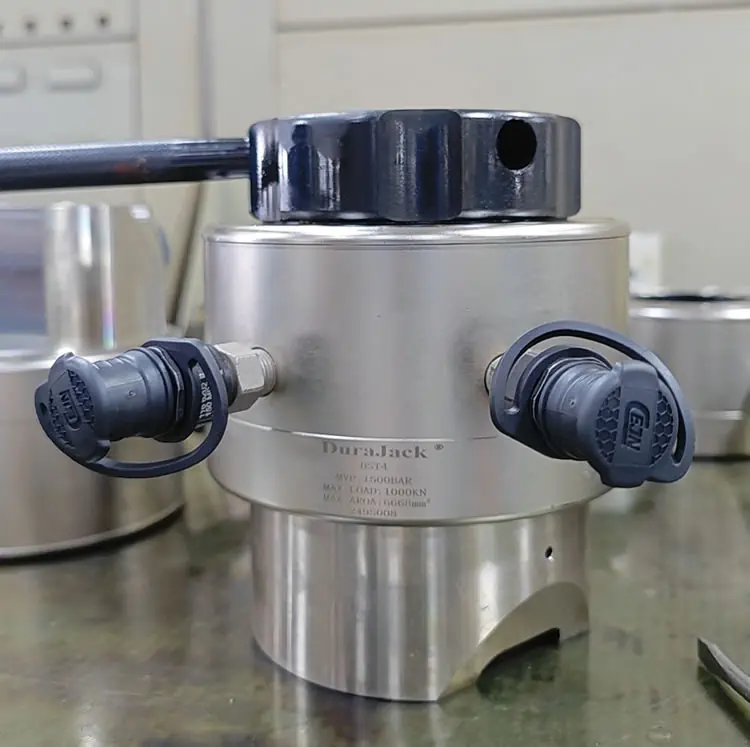 Advantages of Hydraulic Bolt Tensioning in High-Stress Applications — SAIVS(1) Hydraulic Bolt Tensioning1.webp